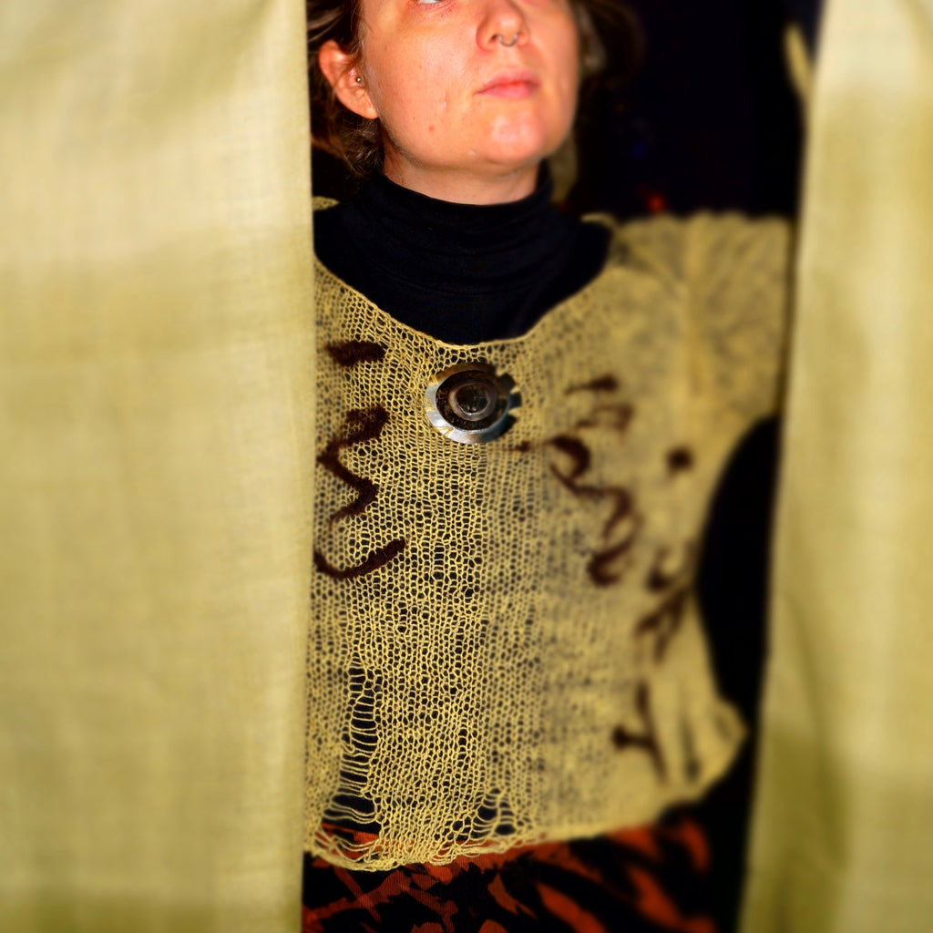 BLUSE MED MUSLING OG FILTEDE DETALJER