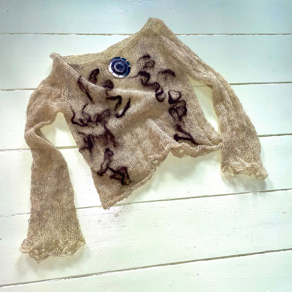 BLUSE MED MUSLING OG FILTEDE DETALJER