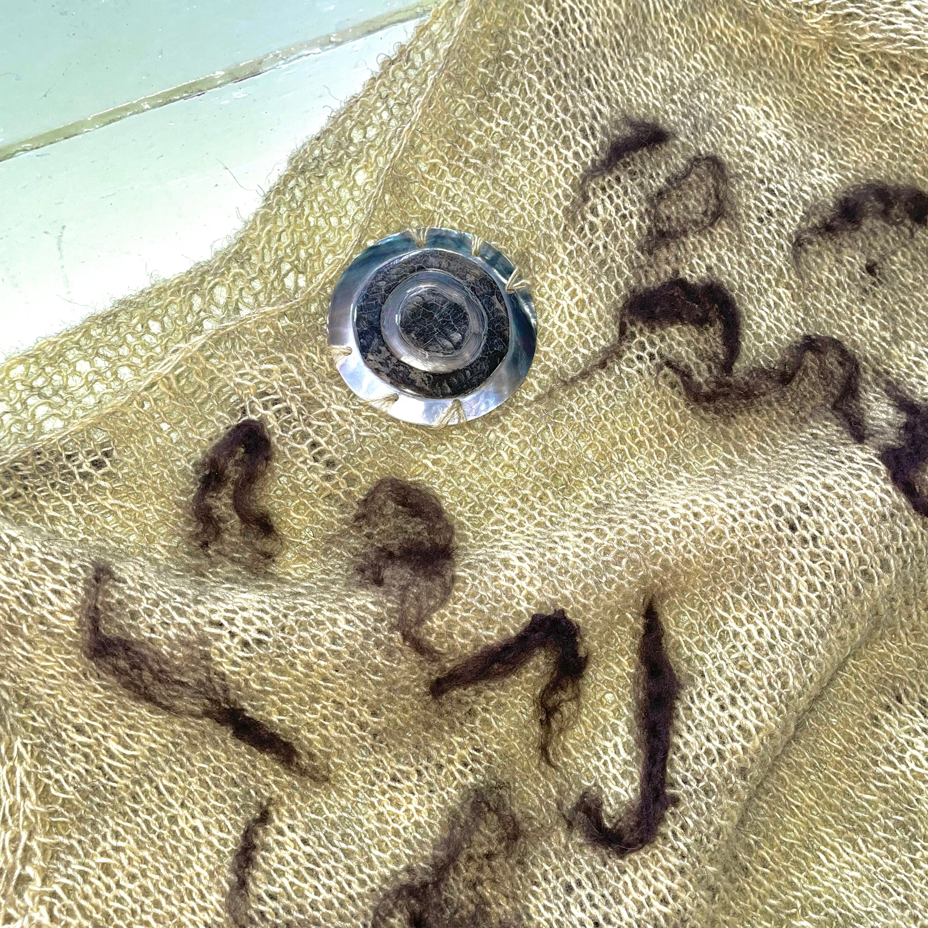 BLUSE MED MUSLING OG FILTEDE DETALJER