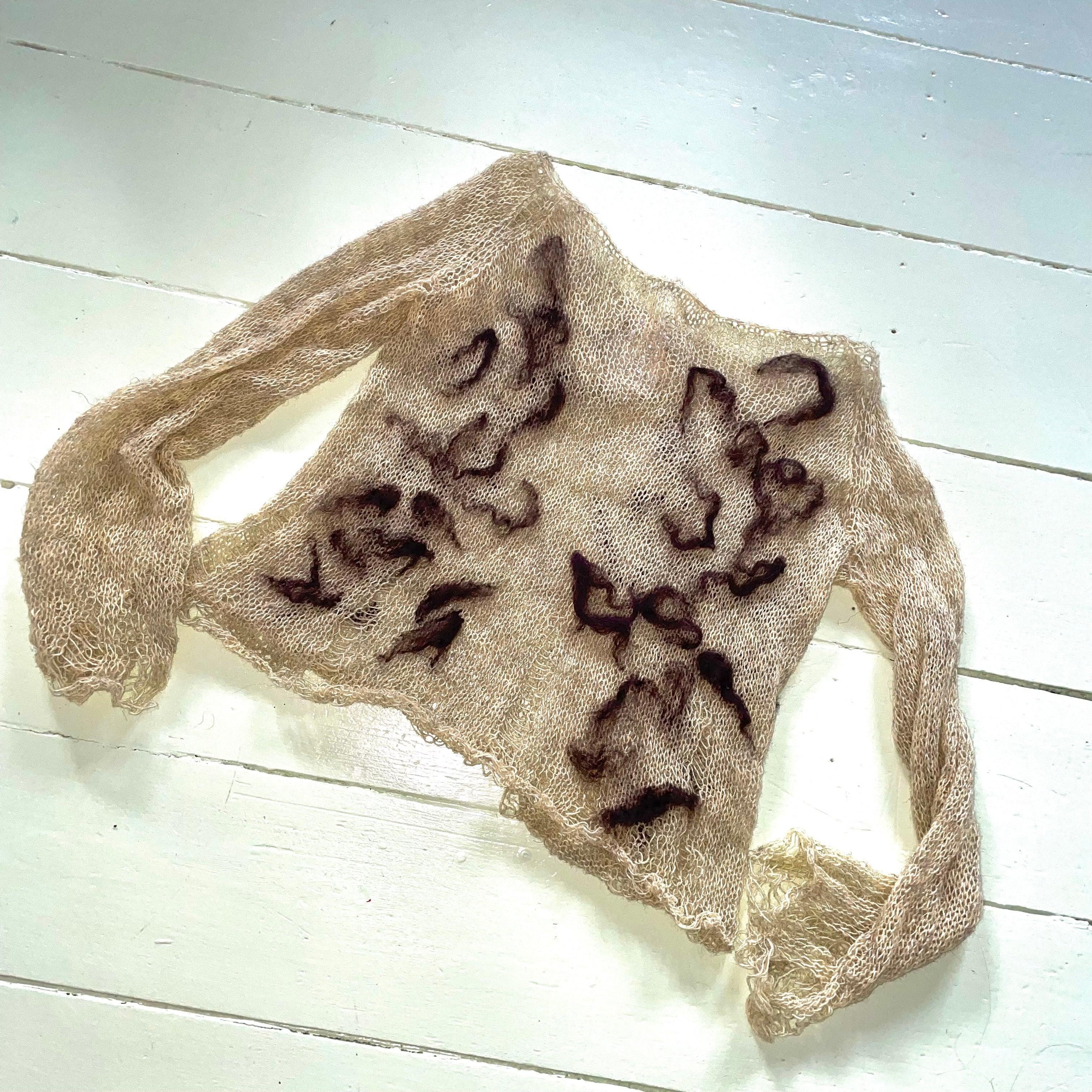 BLUSE MED MUSLING OG FILTEDE DETALJER